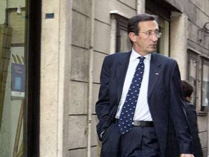 El ministro de Exteriores, Gianfranco Fini, camina por una calle de Roma.