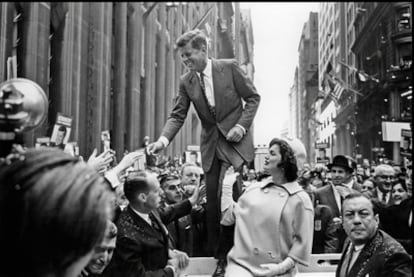 John Fitzgerald Kennedy, junto a su mujer, Jacqueline Bouvier Kennedy, rodeados por la multitud en Nueva York, durante la campaña presidencial de 1960.