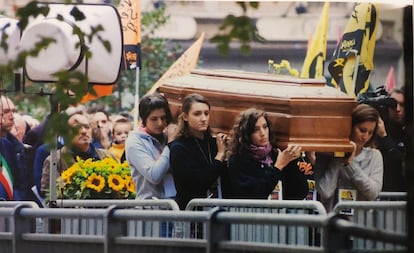 Funeral de Lea Garafalo, el 19 de octubre de 2013, en una de las imágenes que incorpora el libro de Alex Perry.