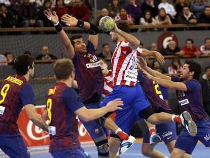 La defensa del Barça intenta parar el lanzamiento de Parrondo.
