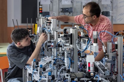 Alumno y profesor de FP de Automatización y Robótica Industrial en Motilla del Palancar.