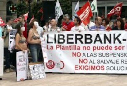 Un millar de trabajadores de Liberbank se han manifestado hoy en Oviedo contra el Expediente de Regulaci&oacute;n Temporal de Empleo (ERTE) de la entidad, que incluye suspensiones de empleo durante 18 meses para 1.332 empleados.