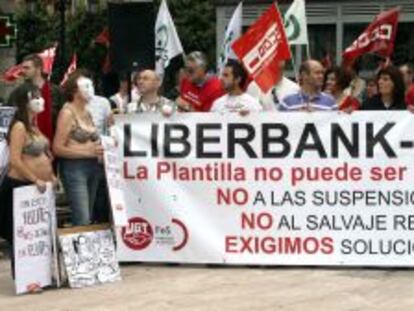 Un millar de trabajadores de Liberbank se han manifestado hoy en Oviedo contra el Expediente de Regulaci&oacute;n Temporal de Empleo (ERTE) de la entidad, que incluye suspensiones de empleo durante 18 meses para 1.332 empleados.