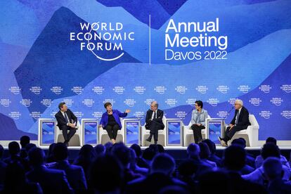 Desde la izquierda, Geoff Cutmore (CNBC), Kristalina Georgieva (FMI), François Villeroy de Galhau (Banco de Francia), Jane Fraser (Citi) y David Rubenstein (Carlyle Group), en el Foro de Davos este lunes.