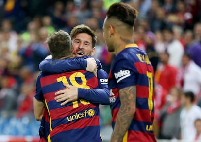 Messi abra?a Jordi Alba. En primer terme, Neymar.