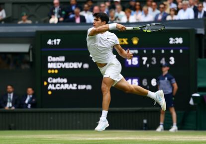 Carlos Alcaraz realiza un golpe durante la Semifinal de Wimbledon ante Daniil Medvedev.