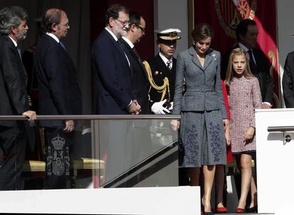 Doña Letizia, junto a la infanta Sofía al concluir el desfile.