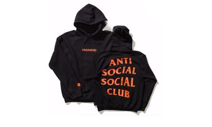 Anti Social Social Club empezó vendiendo 'hoodies' y gorras 5 paneles con frases que conquistaron a todos los inadaptados: "get weird", "strange days" o "club suicida". Detrás de este imprescindible streetwear está Neek Lark, uno de los creativos de Stüssy. Y existe la posibilidad de que entre bastidores se ría de todos nosotros. Su idea antimarca, antipatrones y antimoda se agota en cuestión de horas. Incluso un chaleco reflectante con el logo de la marca.