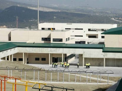Imagen del exterior de la cárcel de Zaballa (Álava), inaugurada en 2011.