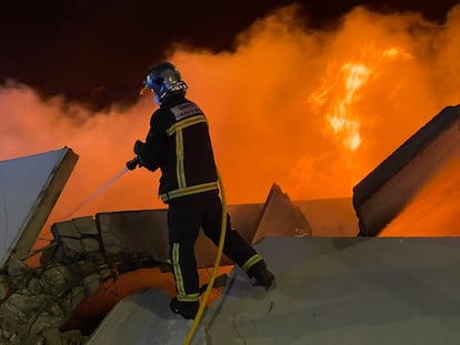 Un bombero de la Comunidad de Madrid, durante los trabajos de extinción del incendio declarado el martes en Seseña .
