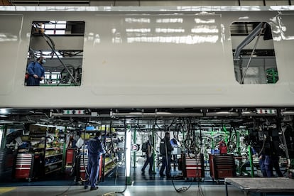 Trabajadores de Stadler en la factoría.