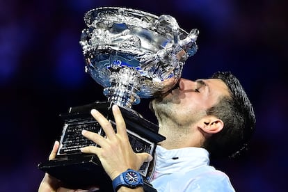 Djokovic besa la copa Norman Brookes que le acredita como ganador del Open de Australia. El tenista serbio se ha llevado un partido complicado, donde su rival le ha puesto las cosas muy difíciles a pesar de haber caído en tres sets.