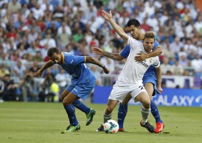 Diego Castro y Miku tratan de frenar a Illarramendi.