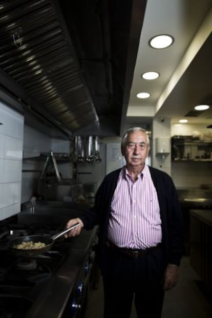 Julio González de Buitrago en la cocina del bar La Contraseña de Madrid.