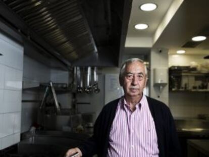 Julio Gonz&aacute;lez de Buitrago en la cocina del bar La Contrase&ntilde;a de Madrid. 