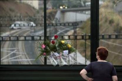 Flores en recuerdo de las víctimas del accidente de tren en Santiago. EFE/Archivo