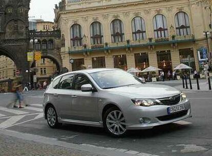 Cambio estético. La carrocería berlina del modelo saliente deja paso a una nueva de cinco puertas (como las de los Golf, León, Focus...), que presenta un diseño más sugerente.