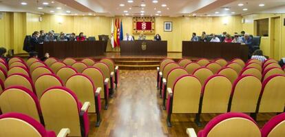 Pleno del Ayuntamiento de Pinto, celebrado a puerta cerrada, tras ser desalojado por orden de la alcaldesa.