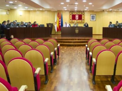 Pleno del Ayuntamiento de Pinto, celebrado a puerta cerrada, tras ser desalojado por orden de la alcaldesa.