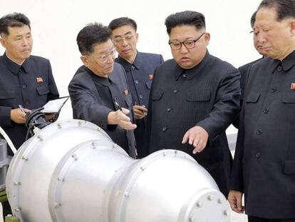 Kim Jong-un inspecciona una supuesta bomba atómica.