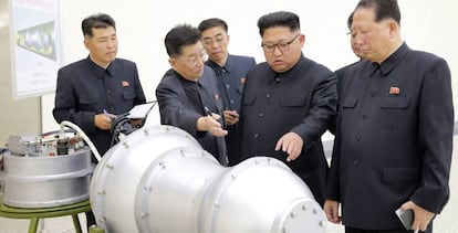 Kim Jong-un inspecciona una supuesta bomba atómica.