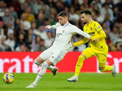 Fede Valverde y Álex Baena, en una acción del partido de este sábado en el Bernabéu.