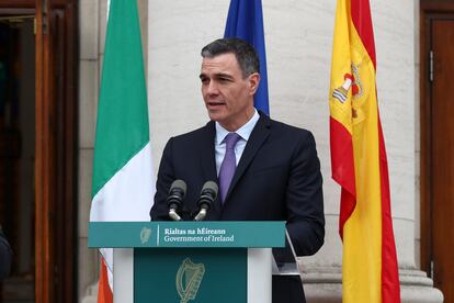 DUBLÍN , 02/03/2023.- El presidente del Gobierno, Pedro Sánchez, interviene en una declaración institucional este jueves en Dublín, donde se reúne con el primer ministro irlandés, Leo Varadkar, en su gira previa a asumir la presidencia de la UE para conocer las posiciones de los líderes ante negociaciones en curso. EFE/Fernando Calvo/Pool Moncloa SOLO USO EDITORIAL /SOLO DISPONIBLE PARA ILUSTRAR LA NOTICIA QUE ACOMPAÑA (CRÉDITO OBLIGATORIO)
