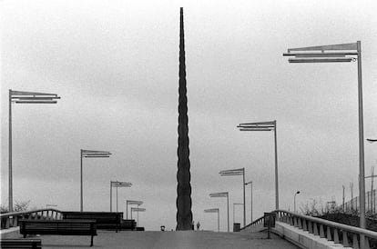 Inauguración de la escultura 'Homenaje a la mujer trabajadora' en Terrassa, 1996.