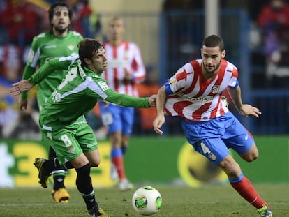 Mario intenta marcharse del bético Rubén.