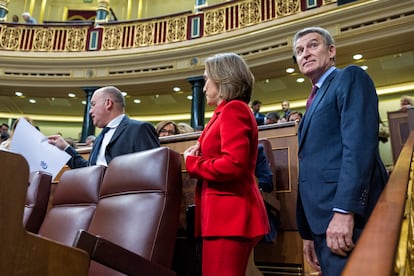 Alberto Núñez Feijóo (a la derecha), con su secretaria general, Cuca Gamarra, y el portavoz del PP en el Congreso, Miguel Tellado.