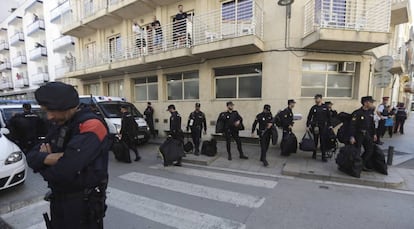 Un grup de policies nacionals espera el seu transport davant de l'hotel Mont-Palau de Pineda (Maresme).