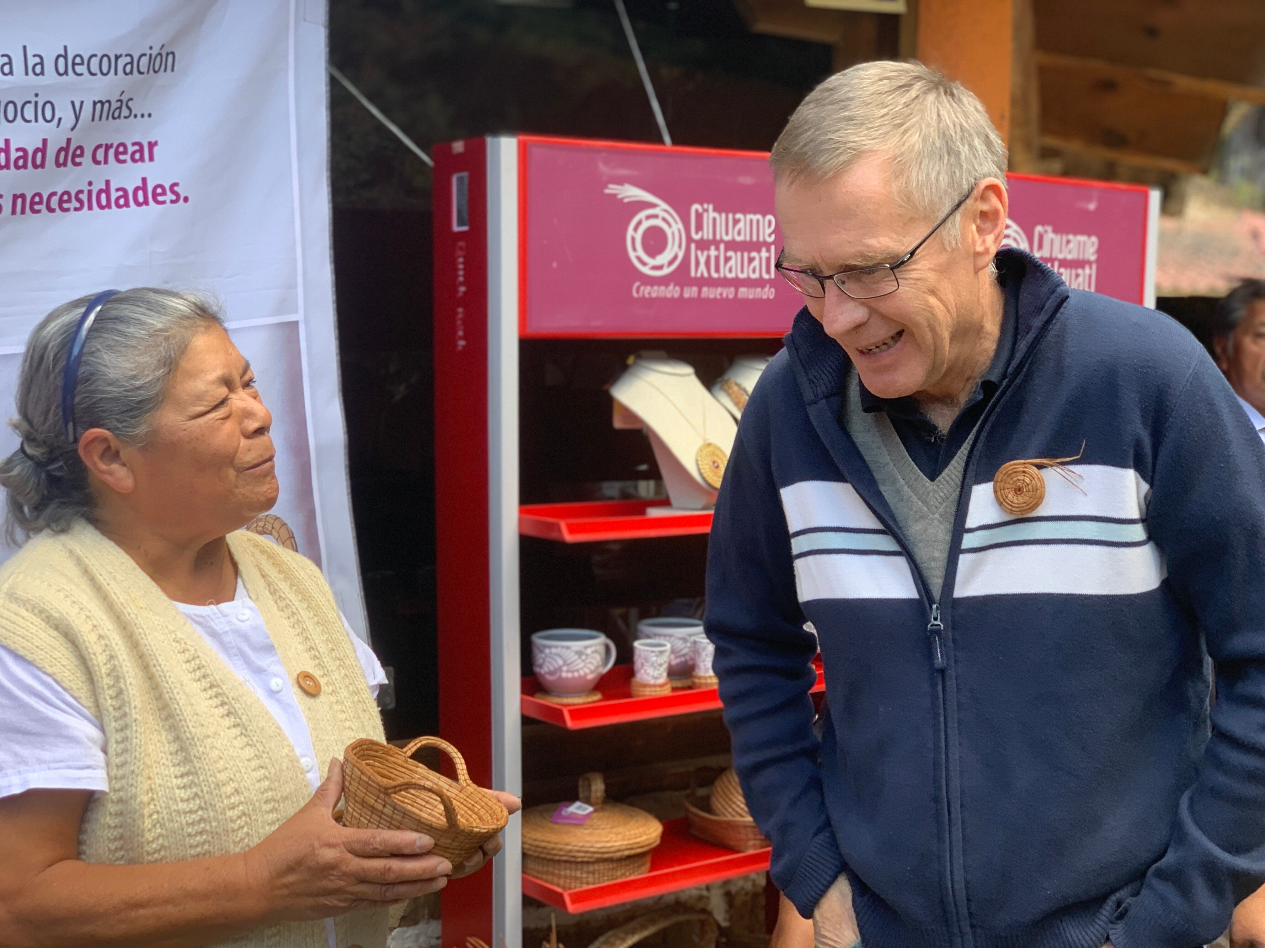 Donal Brown, durante una visita a la comunidad de San Juan Cuauhtémoc, en el Estado de Puebla (México).