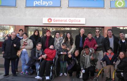 Voluntarios de Pelayo acompañan a personas con discapacidad a una función de circo, el pasado fin de semana en Madrid.