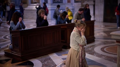 Un grupo de fieles rezan en el interior de la basílica de San Pedro, este viernes.