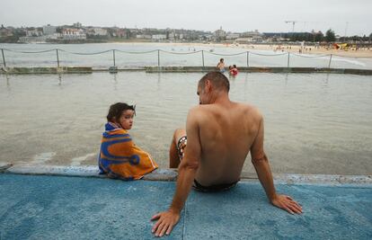 Padre e hija, tras un chapuzón, en una piscina infantil en Bondi Beach en Sídney (Australia), el 25 de diciembre de 2015.