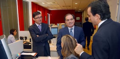 De izquierda a derecha, Rafael Delgado, Tomás Villanueva y Alberto Esgueva, en 2004.