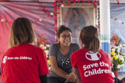 Sofía de 16 años hablando con dos compañeras de Save the Children en el refugio que han instalado los vecinos de Tepapayeca, en la escuela del pueblo. El día del terremoto ella estaba con sus amigos en unos recreativos, se asustó mucho, pero supo salir a la calle sin alarmarse. Todavía no ha podido volver a la escuela por los daños que hay en el edificio. “Siento que estoy perdiendo muchos días de escuela y que eso puedo afectar a mi futuro”, explica.