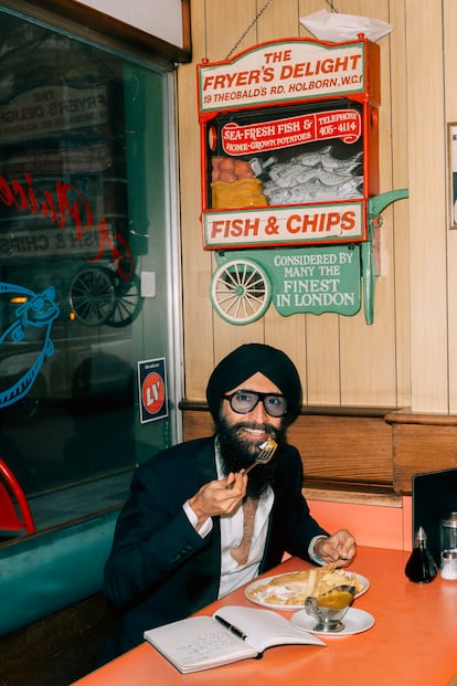 Waris Ahluwalia en The Fryer’s Delight, en Bloomsbury, uno de los templos del fish & chips. Sobre la mesa, su estilográfica y cuaderno Montblanc.