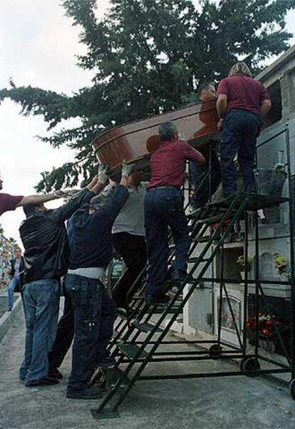 Entierro de uno de los cuatro polizones en el cementerio de San Lázaro.