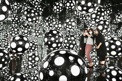 Visitantes se retratan en una instalación de Yayoi Kusama en el museo M+ de Hong Kong, en noviembre pasado. La misma muestra se puede ver ahora en Bilbao.