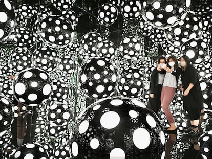 Visitantes se retratan en una instalación de Yayoi Kusama en el museo M+ de Hong Kong, en noviembre pasado. La misma muestra se puede ver ahora en Bilbao.