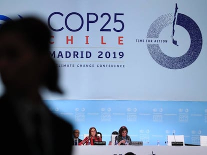 La ministra de Medio Ambiente de Chile y presidenta de la COP25, Carolina Schmidt (c) durante la comparecencia final celebrada este domingo.