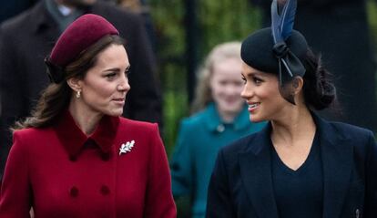 Meghan Markle y Kate Middleton llegan a la misa de Navidad celebrada en la iglesia de Santa María Magdalena, en Sandringham, el 25 de diciembre de 2018.