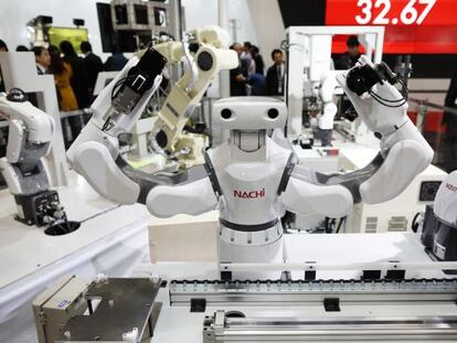 Los robots de la firma Nachi, durante una exhibición en una exposición internacional celebrada en Japón a principios de diciembre.