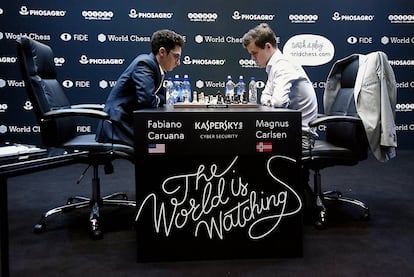 Fabiano Caruana (izquierda) se enfrenta a Magnus Carlsen durante el Mundial de ajedrez celebrado el mes pasado en Londres.