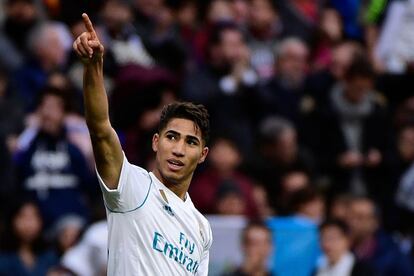 El defensa del Real Madrid Achraf Hakimi celebra el quinto gol.