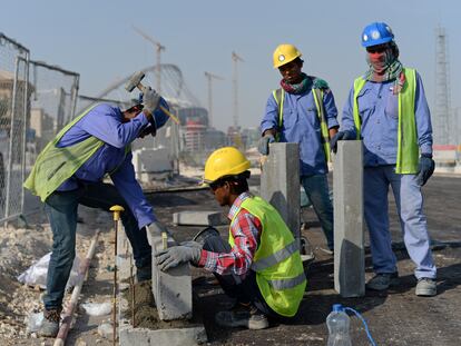 Inmigrantes de la India y Bangladés trabajan cerca del Estadio Internacional Jalifa, en Doha (Qatar), el 11 de enero de 2017.