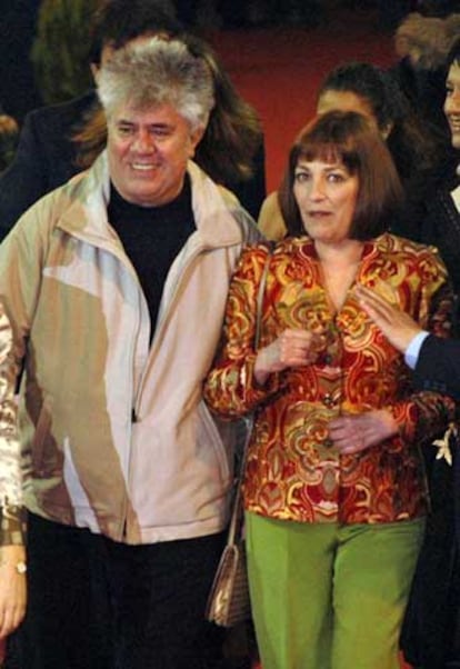 Pedro Almodóvar y Carmen Maura, en la presentación de <i>Volver</i> en Puertollano.