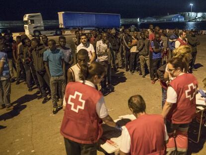 250 inmigrantes llegan al Puerto de Motril, Granada, tras ser rescatados el pasado 2 de octubre.