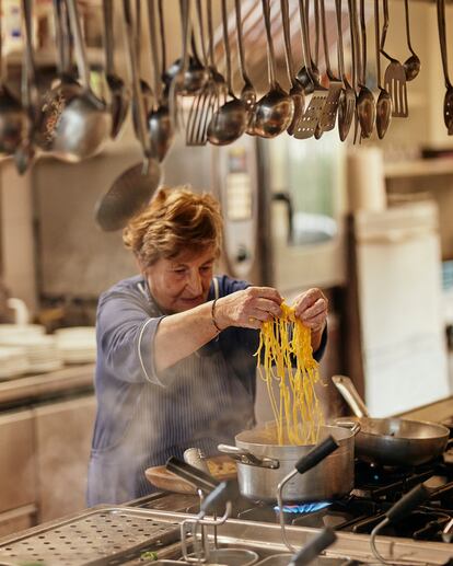 Imperia Fiorelli (86 años) prepara el 'impasto' en la cocina de Il Monticello, la hostería familiar en Monte Porzio Catone, a 30 kilómetros de Roma. Para ello se levanta a las tres de la madrugada.